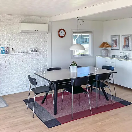 In With House Sea View Semesterbostad